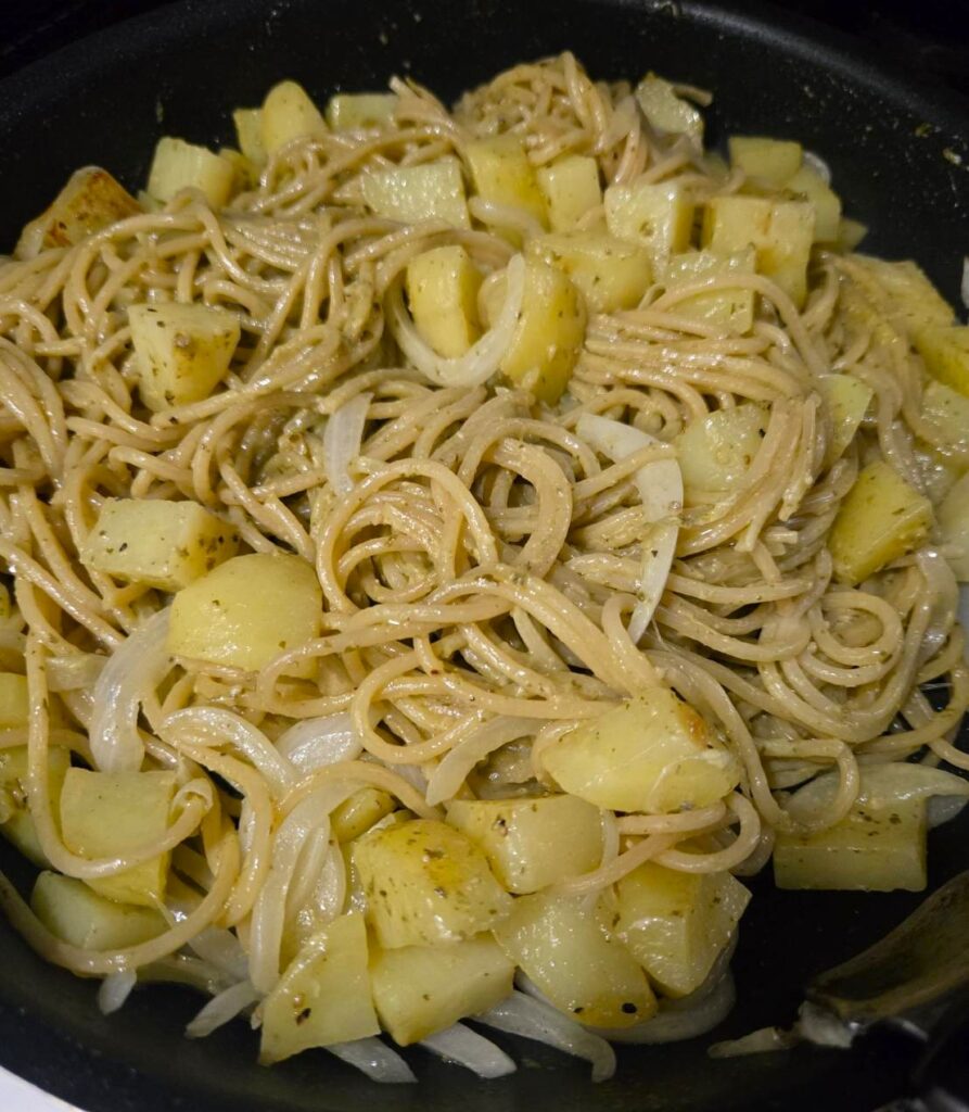 パスタ麺とバジルペーストを加えて混ぜ合わせる