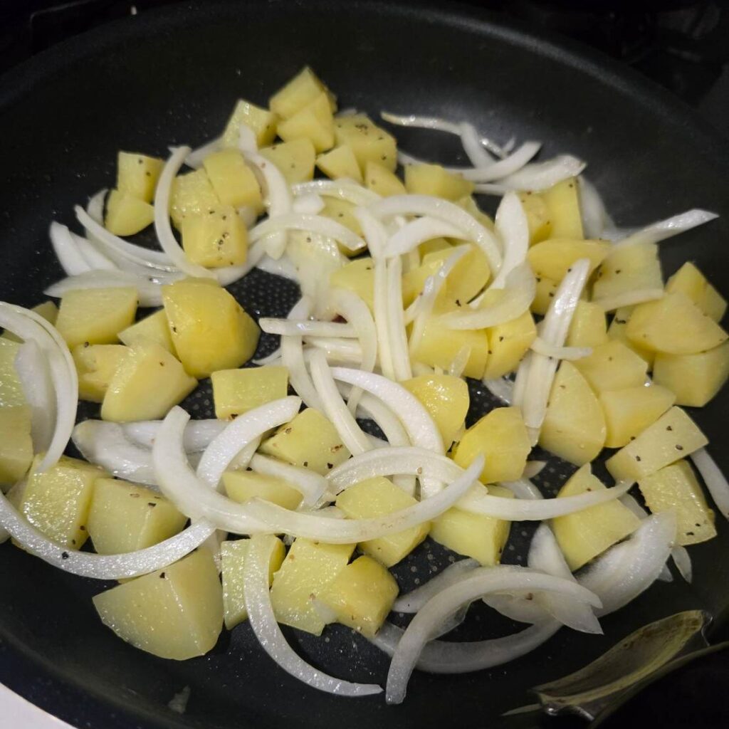 玉ねぎとじゃがいもを軽く焼く