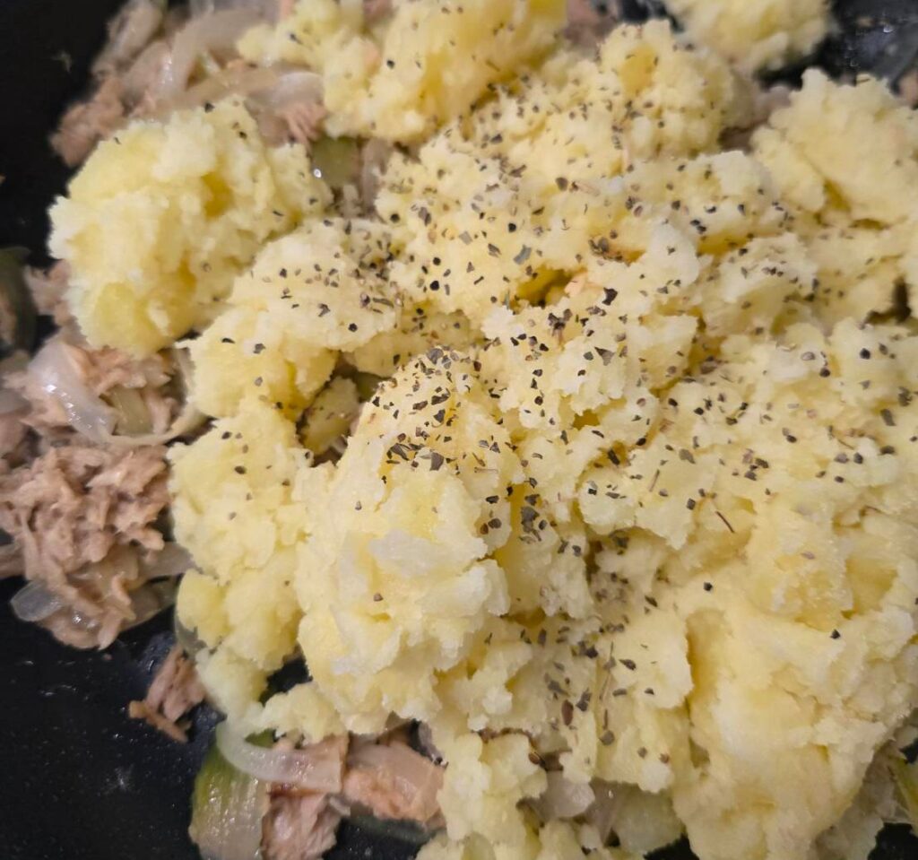 じゃがいもを加えて炒める