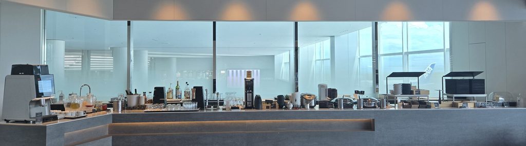 ラウンジのビュッフェコーナー
